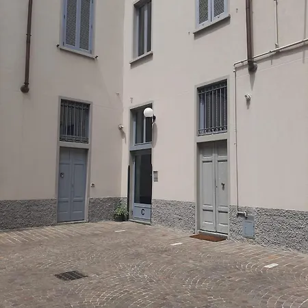 Suity L Pisacane 53 *